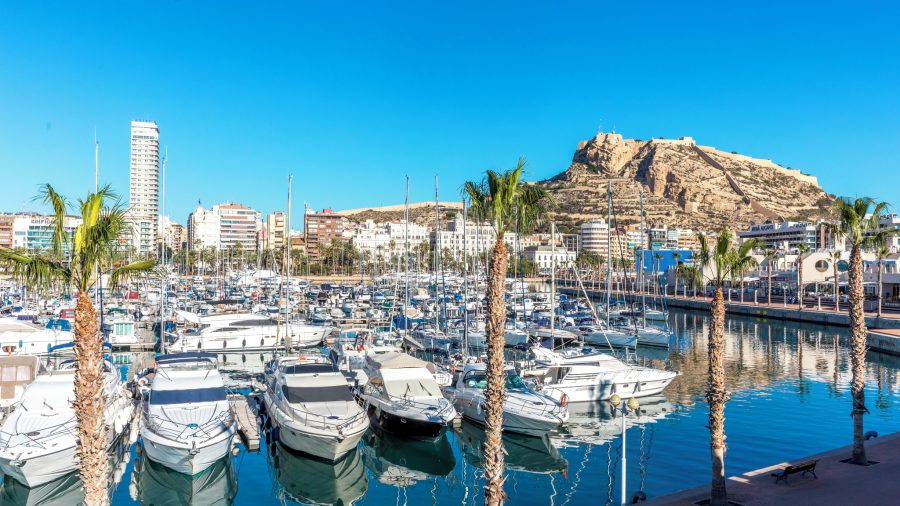 Alicante Marina s jahtama i šetnicom uz more, popularno mjesto za šetnje u Alicanteu