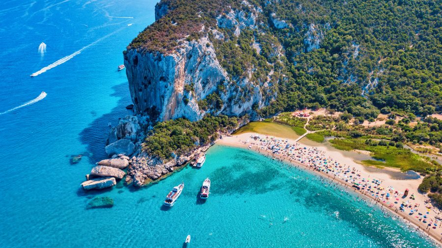 Cala Luna na Sardiniji – poznata plaža uz špilje i tirkizno more