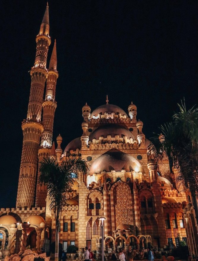 Al Sahaba džamija u Sharm el Sheikhu: impresivna arhitektura i večernje osvjetljenje