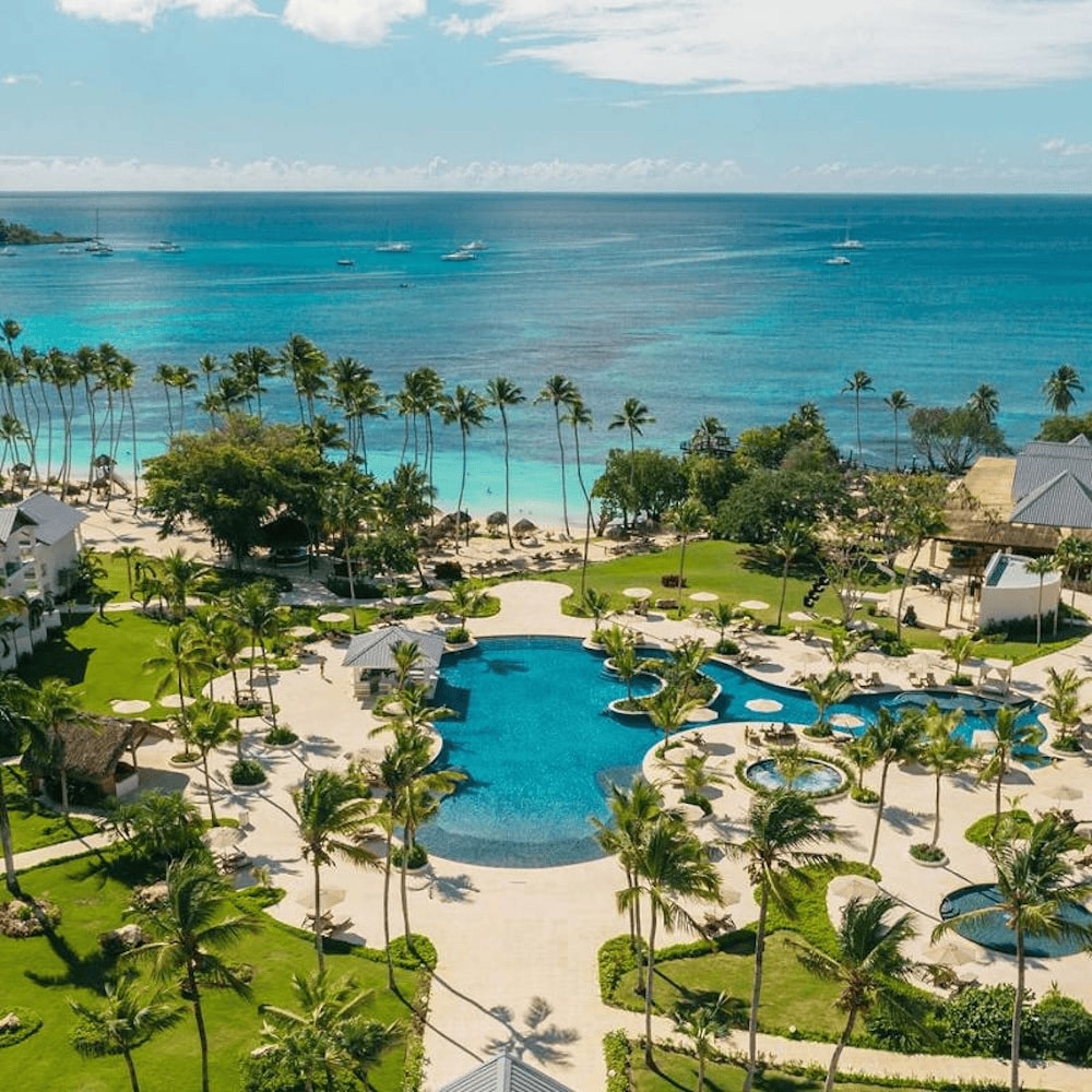All inclusive resort u Dominikanskoj Republici – bazen i tropsko okruženje