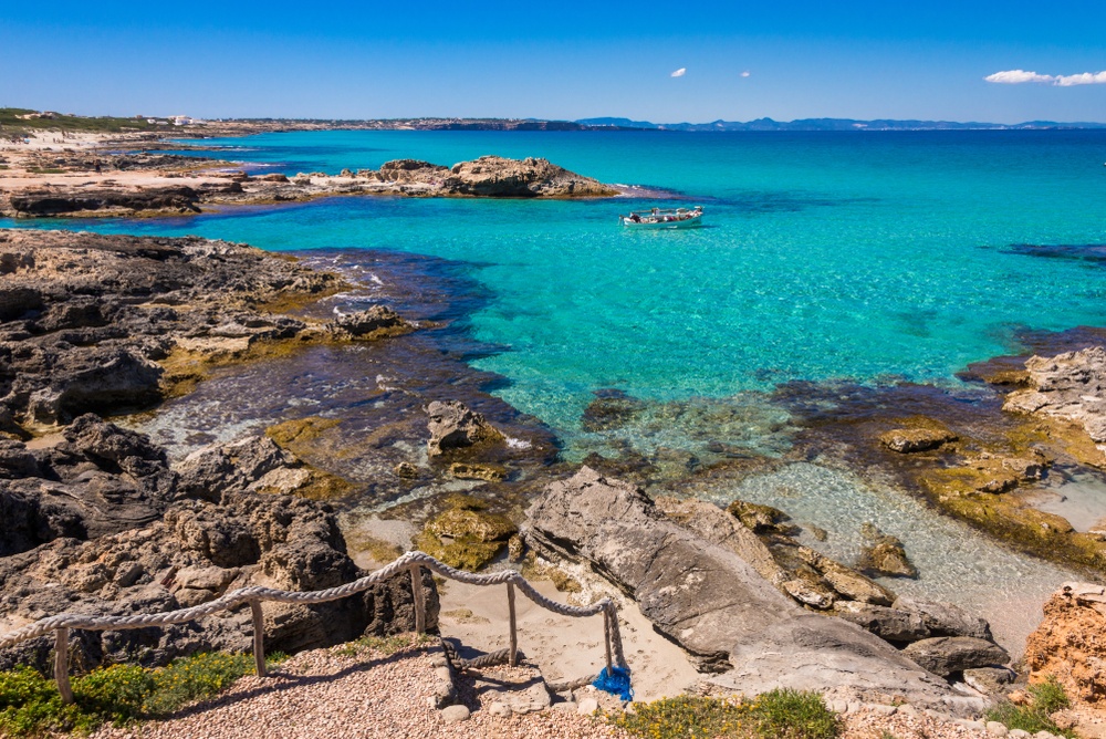 Formentera s mirnom plažom, svijetlim pijeskom i opuštenim otočnim ugođajem