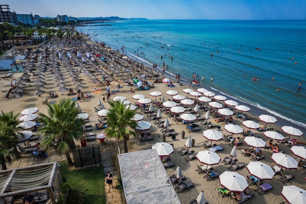 Plaža u Golemu s palmama i uređenim hotelskim kompleksima