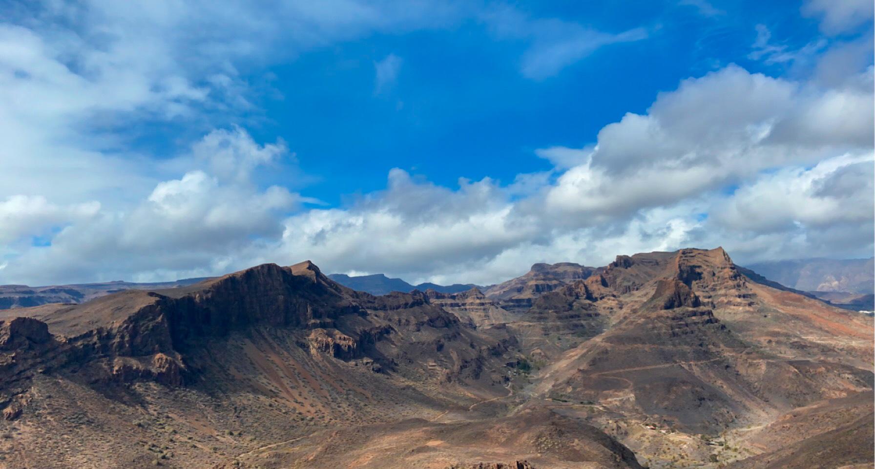 Gran Canaria s razvedenim planinskim krajolikom i pogledima u unutrašnjosti otoka