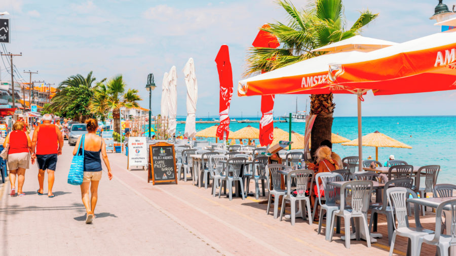 Pefkohori plaža s restoranima i barovima uz more