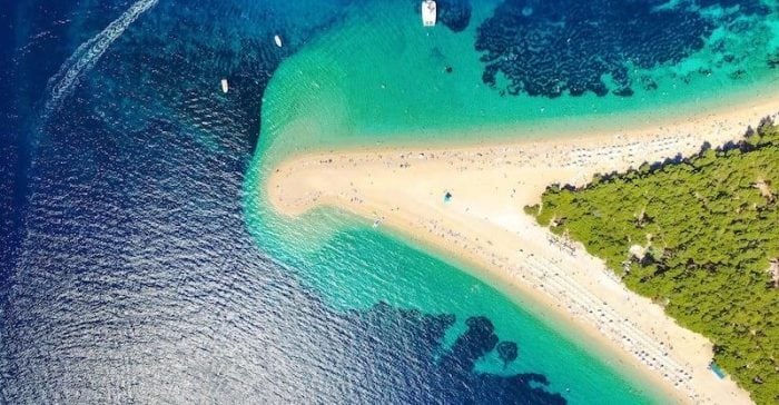 Hrvatska plaža sa šljunkom i čistim morem