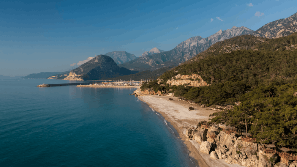 Plaža Konyaaltı u Antalyji s planinama u pozadini