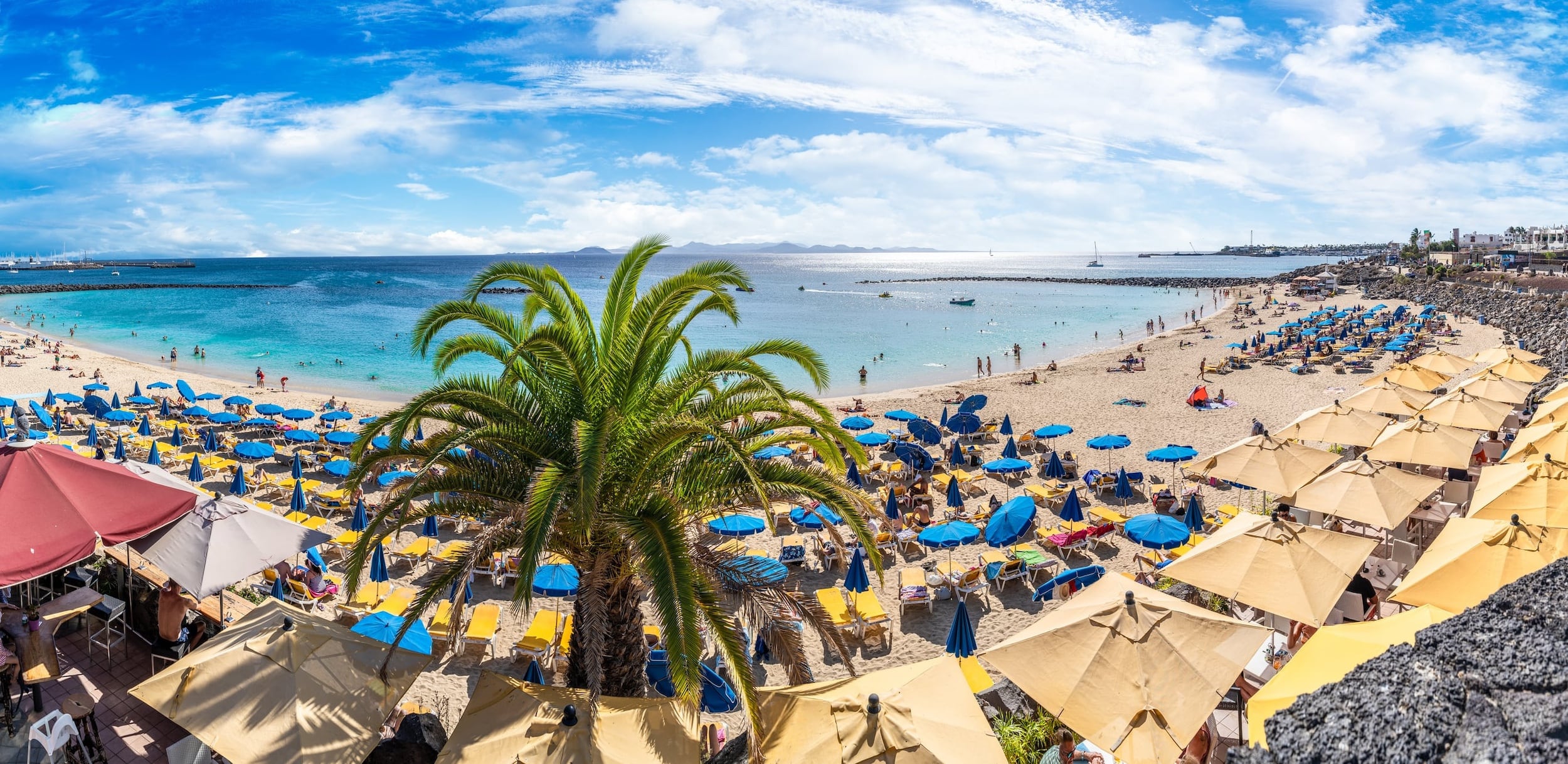Otok Lanzarote: plaža s vulkanskim pijeskom i pogled na ocean