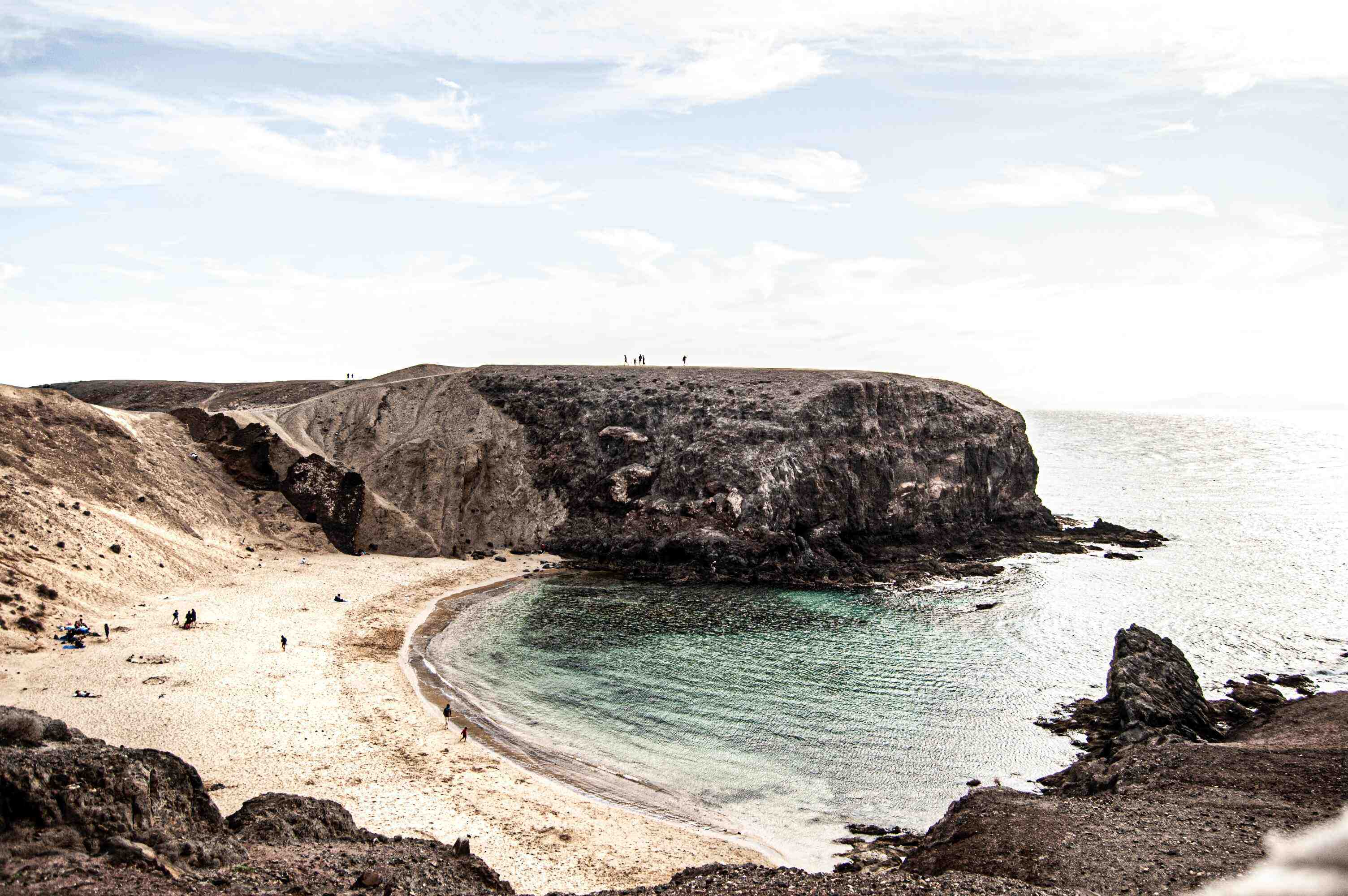 Lanzarote – vulkanska obala i pješčana plaža kao motiv za odmor na otoku