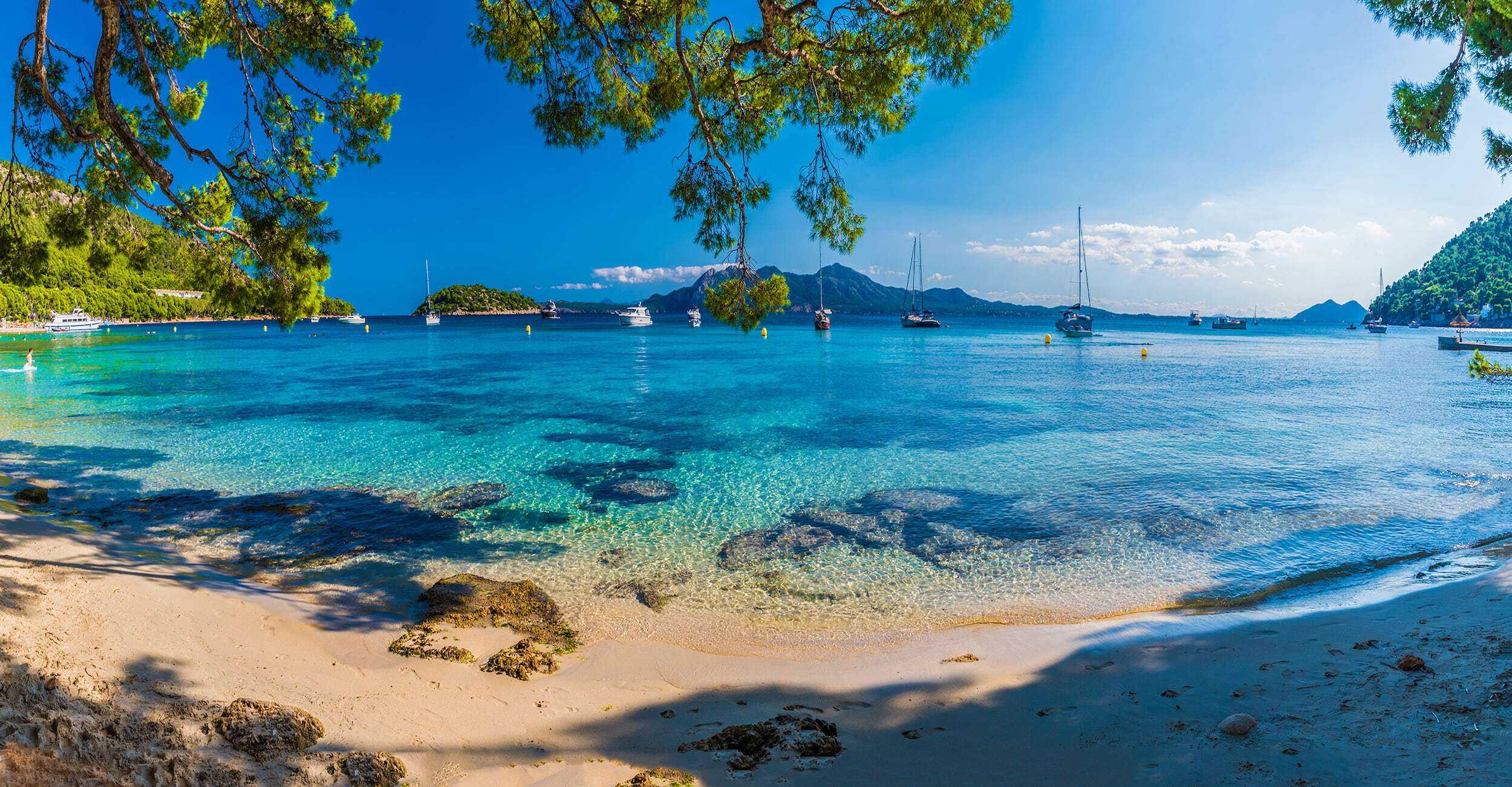 Obiteljska pješčana plaža na Mallorci s mirnim i plitkim morem