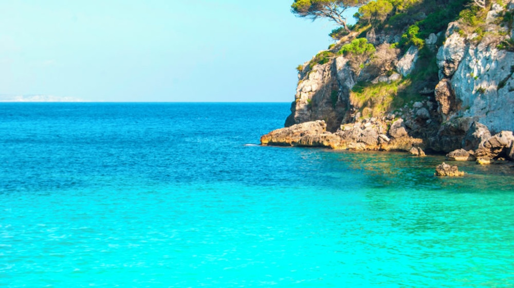 Cala Turqueta Menorca – tirkizna obiteljska plaža s borovima