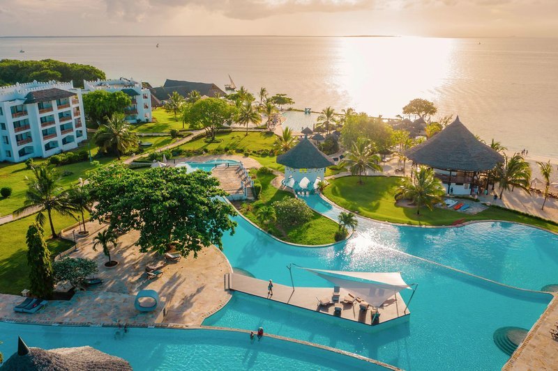 Royal Zanzibar Beach Resort – bazen i tropski vrt