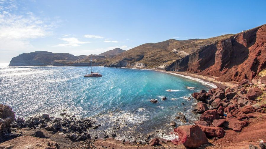 Crvena plaža (Kokkini Beach) na Santoriniju – vulkanske stijene i more