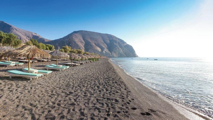 Perissa plaža na Santoriniju – crni pijesak i obiteljsko kupanje