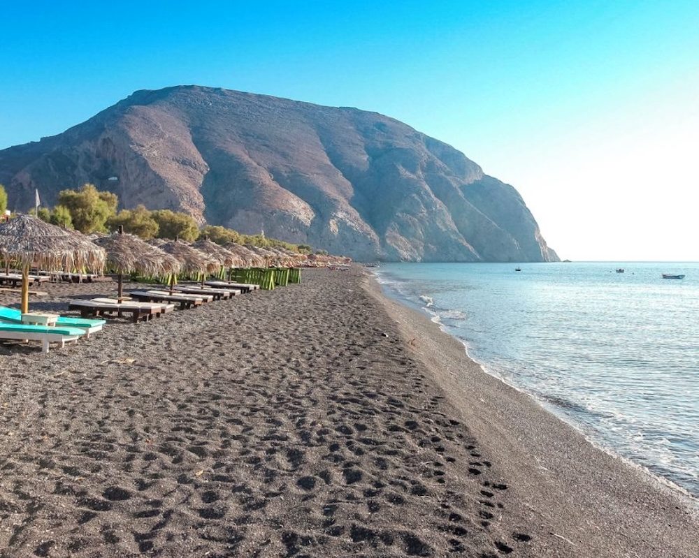 Plaža Perissa Santorini crni pijesak i suncobrani