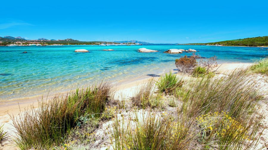 Baia Sardinia – plaža i pogled prema arhipelagu La Maddalena