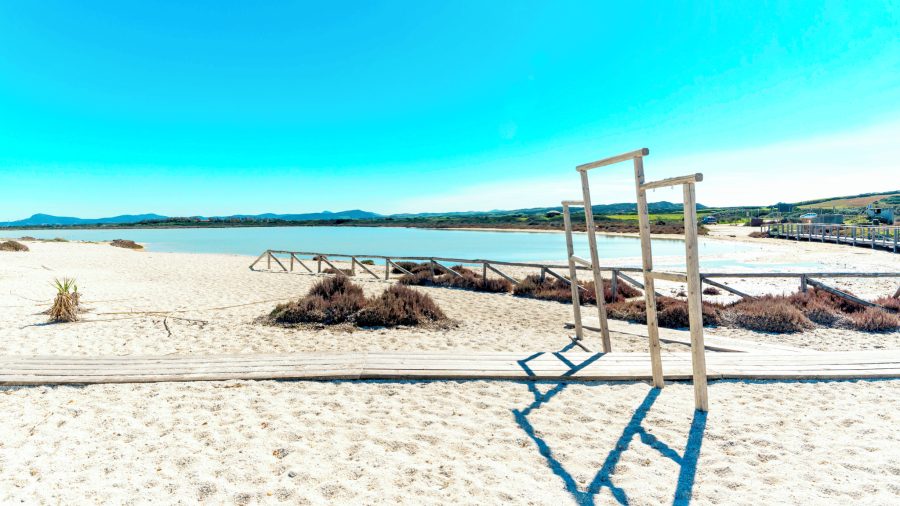 Spiaggia Le Saline na Sardiniji – plaža uz solane i prirodne lagune