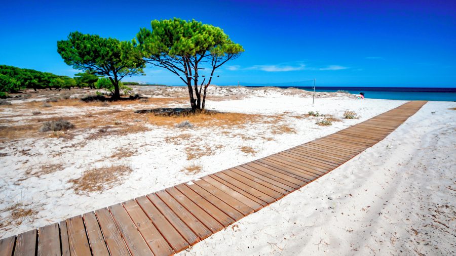 Spiaggia di Budoni – pješčane dine i duga plaža na Sardiniji