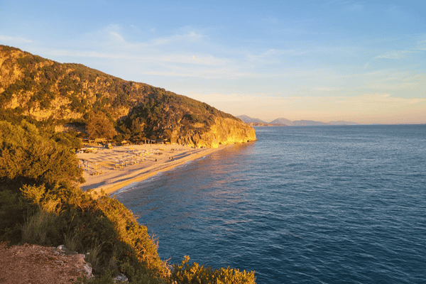 Divlja plaža Gjipe u Albaniji između visokih stijena i kristalno čistog Jonskog mora