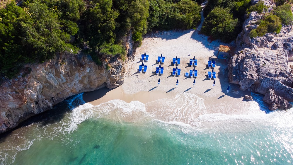 Plaža Ksamil s tirkiznim morem u Albaniji