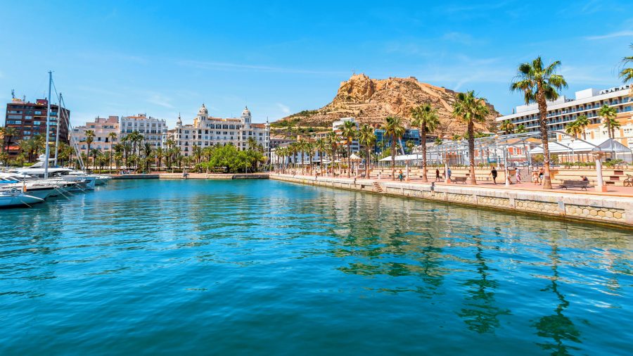 Stara gradska četvrt El Barrio u Alicanteu s kamenim ulicama i šarenim kućama