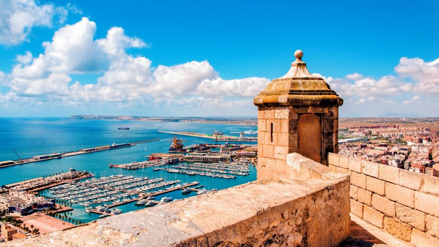 Dvorac Santa Bárbara iznad Alicantea s pogledom na grad i more