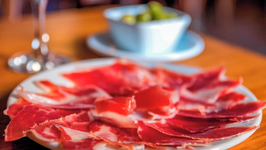 Uličice El Barrija u Alicanteu s barovima i tavernama, popularna četvrt za tapas i hranu u Alicanteu