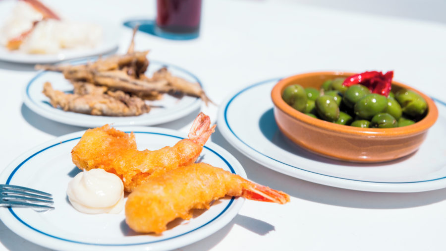 Unutrašnjost Mercado Centrala u Alicanteu s raznobojnim štandovima lokalne hrane i tapas barovima