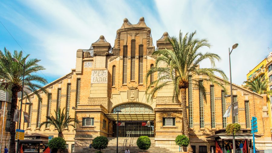 Mercado Central u Alicanteu s unutarnjim štandovima lokalne hrane i proizvoda
