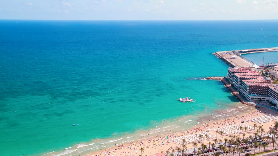 Playa de San Juan u Alicanteu s dugom pješčanom plažom i plavim morem