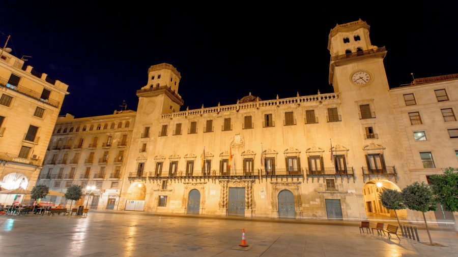 Gradska vijećnica Alicantea na trgu Plaza del Ayuntamiento s baroknom fasadom