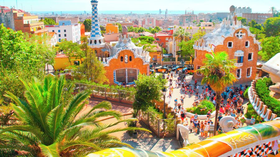 Park Güell u Barceloni s prepoznatljivim šarenim mozaicima