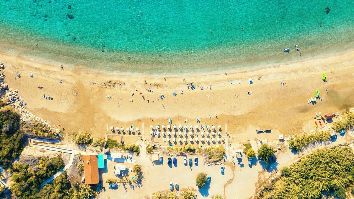 Cipar pješčana plaža u sunčanom vremenu