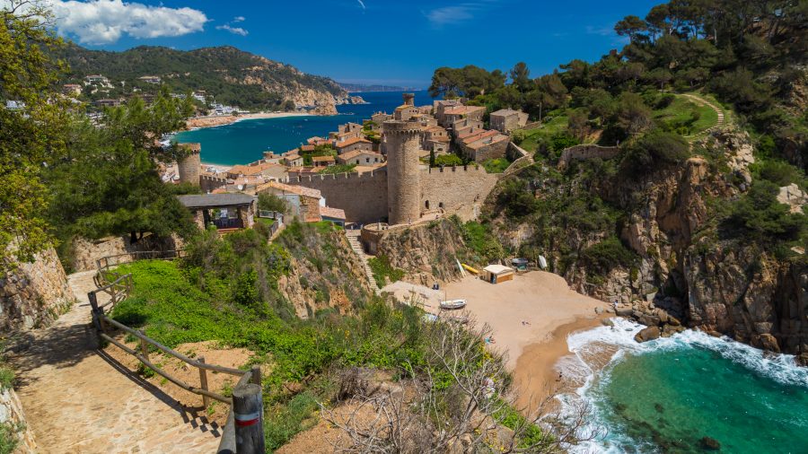 Plaža u Tossa de Mar na Costa Bravi – mediteranska obala i bistro more