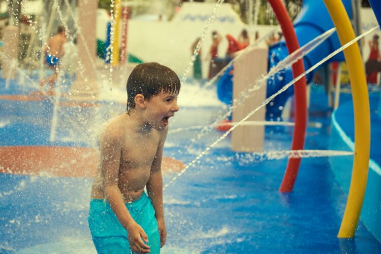 Wave Island u Francuskoj s velikim toboganima i obiteljskim vodenim atrakcijama