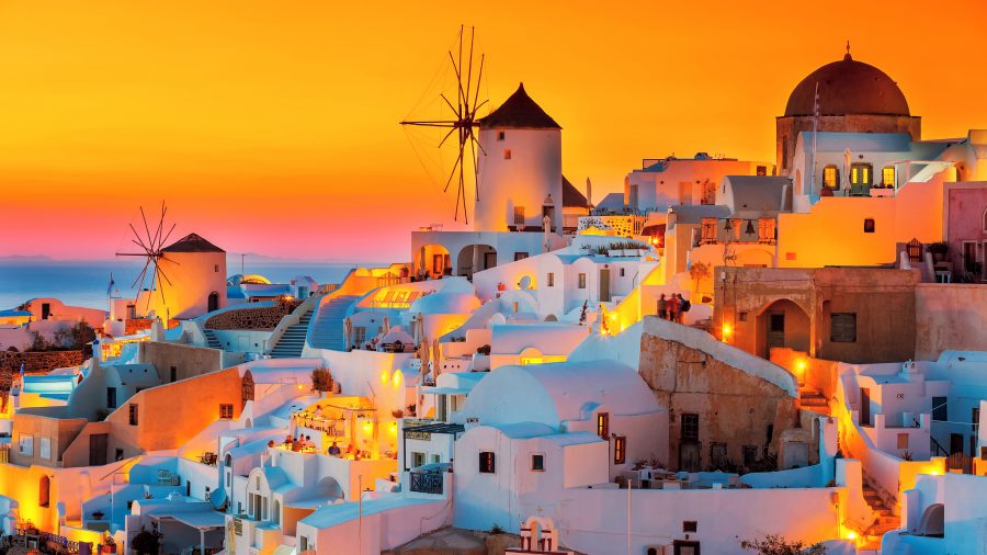 Santorini, romantični grčki otok s bijelim kućama i zalaskom sunca nad kalderom, idealan za odmor udvoje u Grčkoj