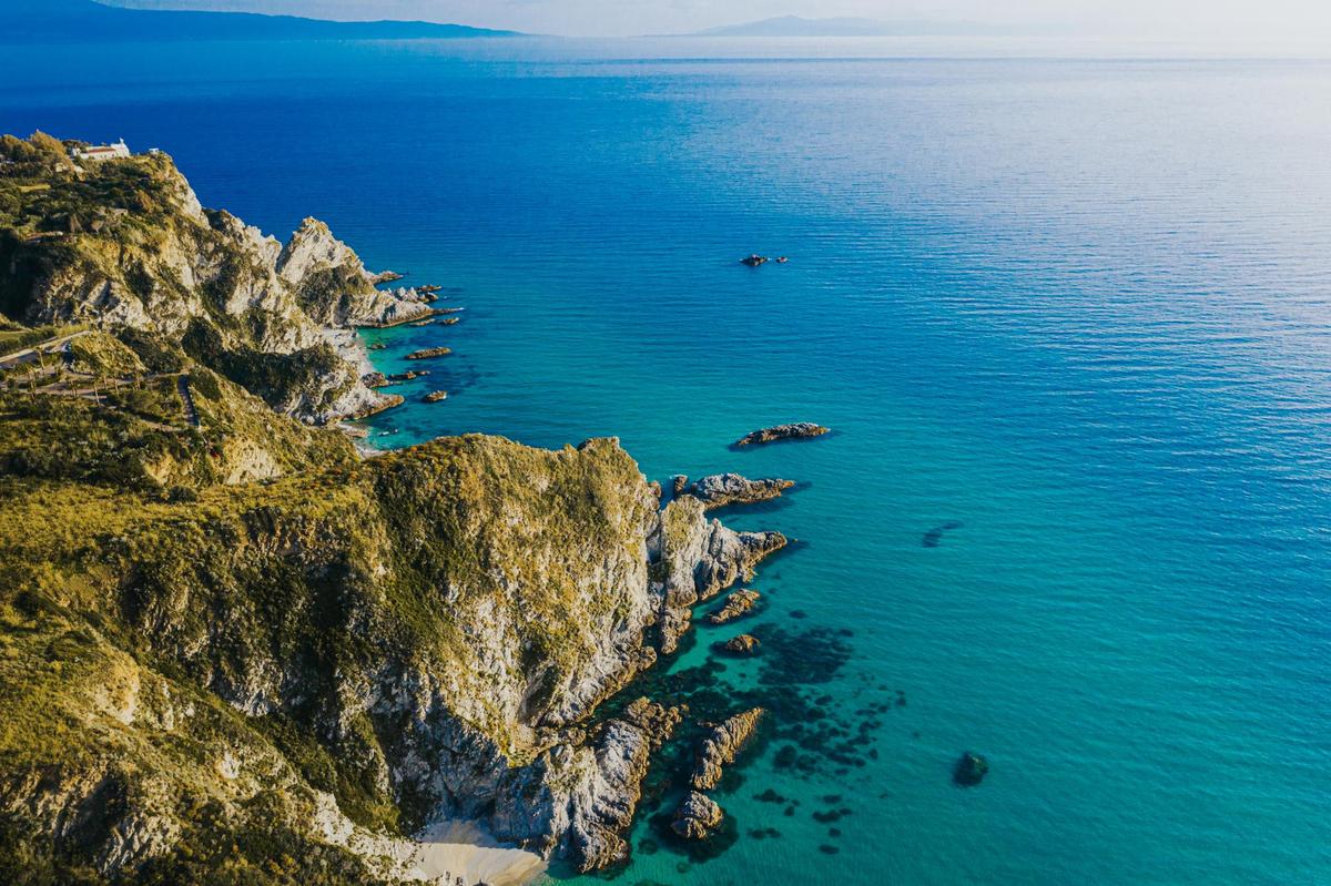 Ricadi u Kalabriji s mirnom obalom i lijepim pogledom