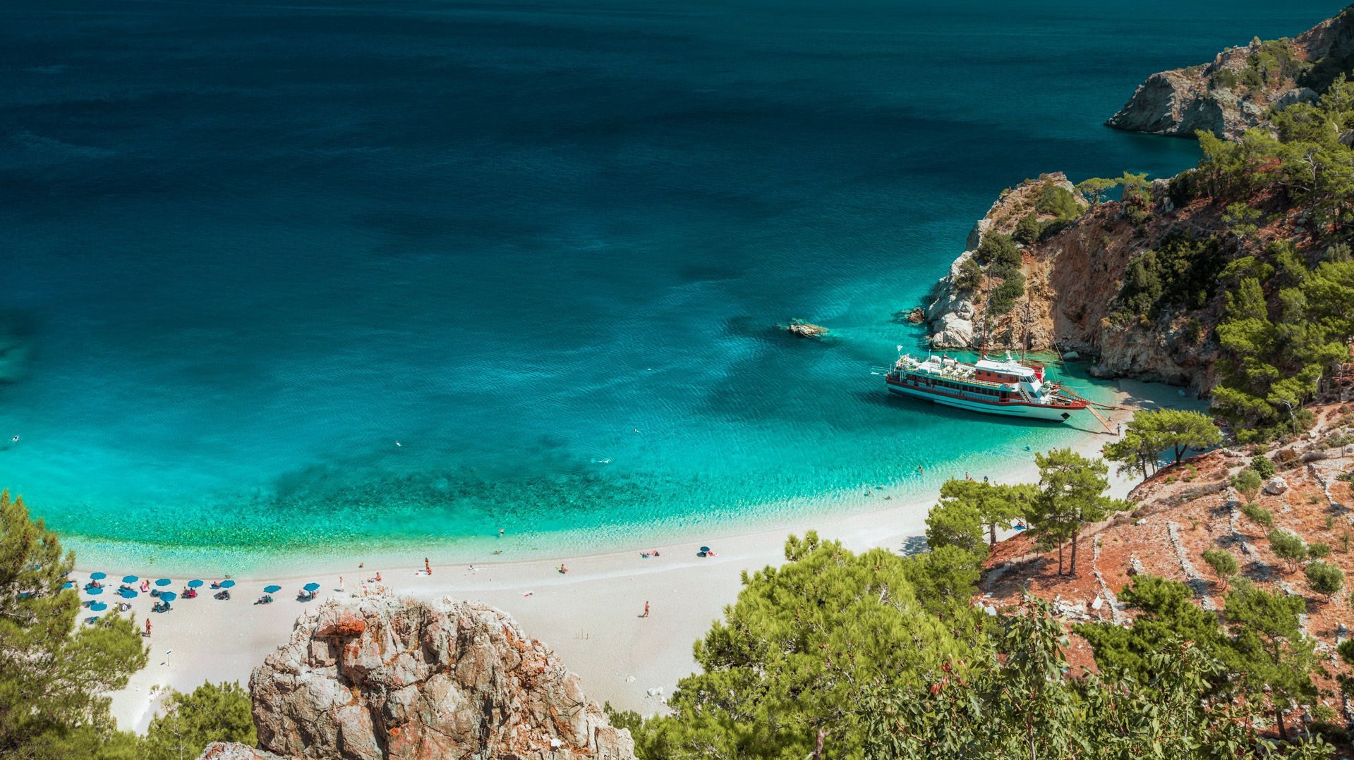 Plaža Apella na Karpatosu s tirkiznim morem