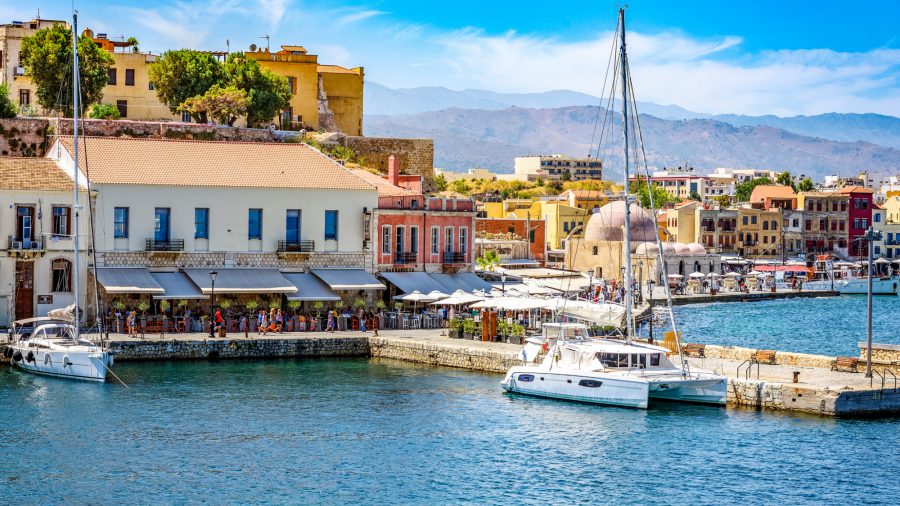 Chania na Kreti s venecijanskom lukom i povijesnim zidinama, idealna za romantičan odmor na Kreti