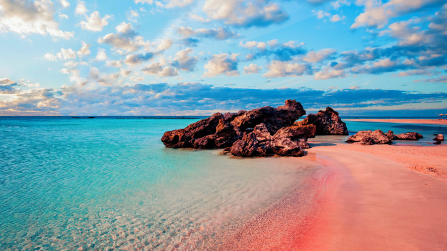 Laguna Elafonisi na Kreti s ružičastim pijeskom i tirkiznim morem