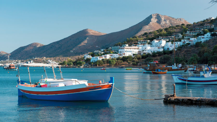 Plaža Elounda na Kreti s pogledom na otok Spinalonga