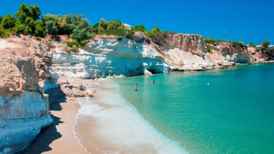 Plaža Hersonissos na Kreti sa zlatnim pijeskom i tirkiznim morem za aktivan obiteljski odmor