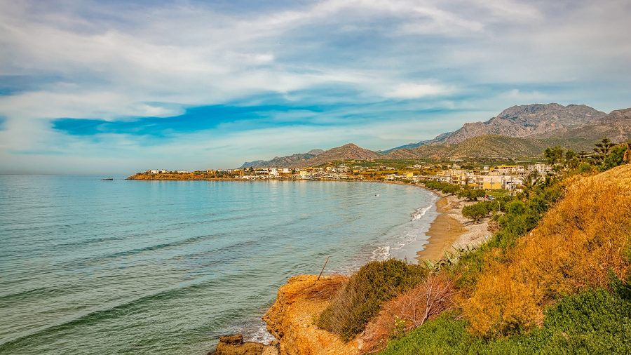 Makrigialos Beach u Makry Gialosu na jugoistoku Krete, mirna pješčana plaža za obiteljski odmor