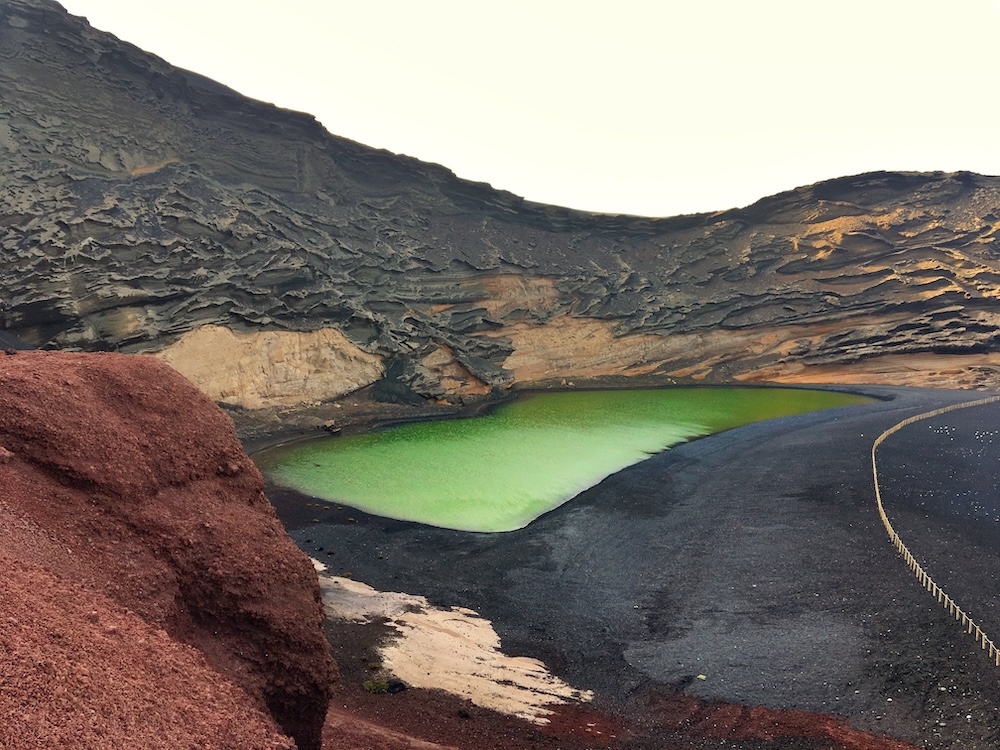Lago Verde kod Playa de los Ciclos – zeleno jezero iznad crne vulkanske plaže na Lanzaroteu