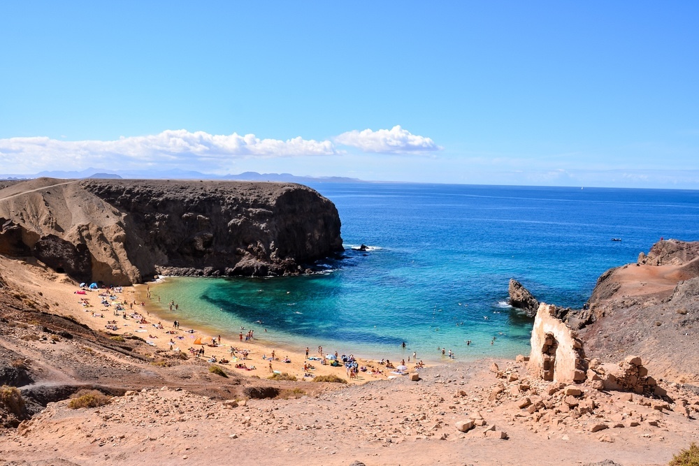 Playa Papagayo na Lanzaroteu – tirkizno more, zaštićena uvala i bijeli pijesak