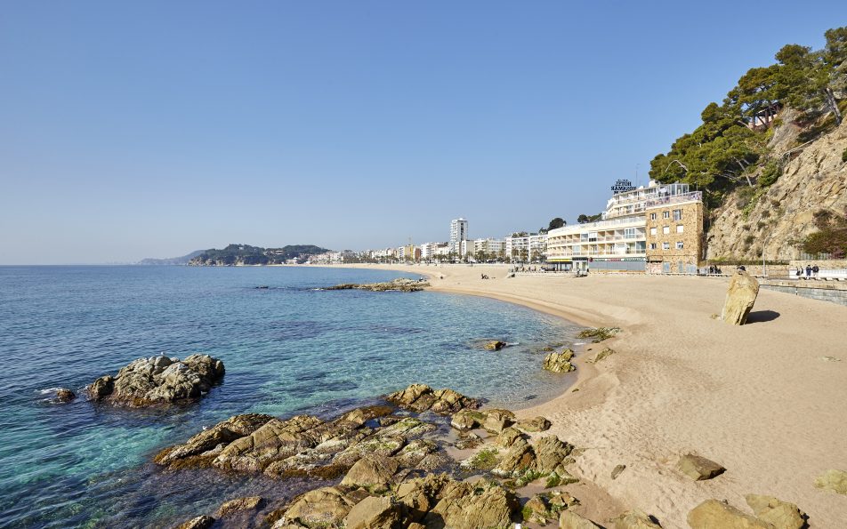 Plaža Lloret de Mar glavna obiteljska plaža s pješčanim uvalama na Costa Bravi