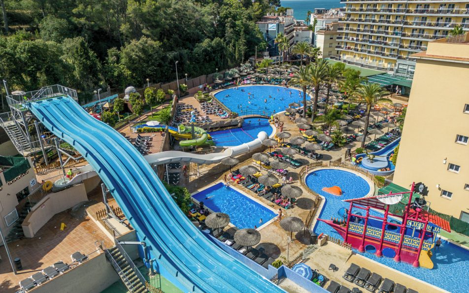 Rosamar Garden Resort Lloret de Mar obiteljski hotel s vodenim parkom i gusarskim brodom