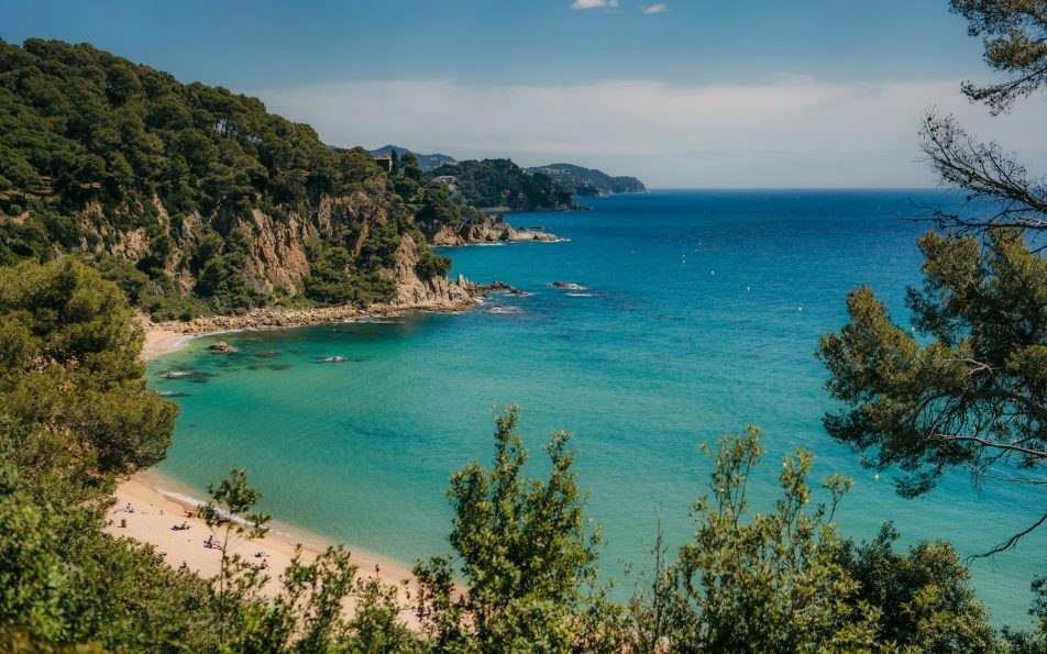 Plaža Santa Cristina Lloret de Mar mirna obiteljska uvala s plićom vodom na Costa Bravi