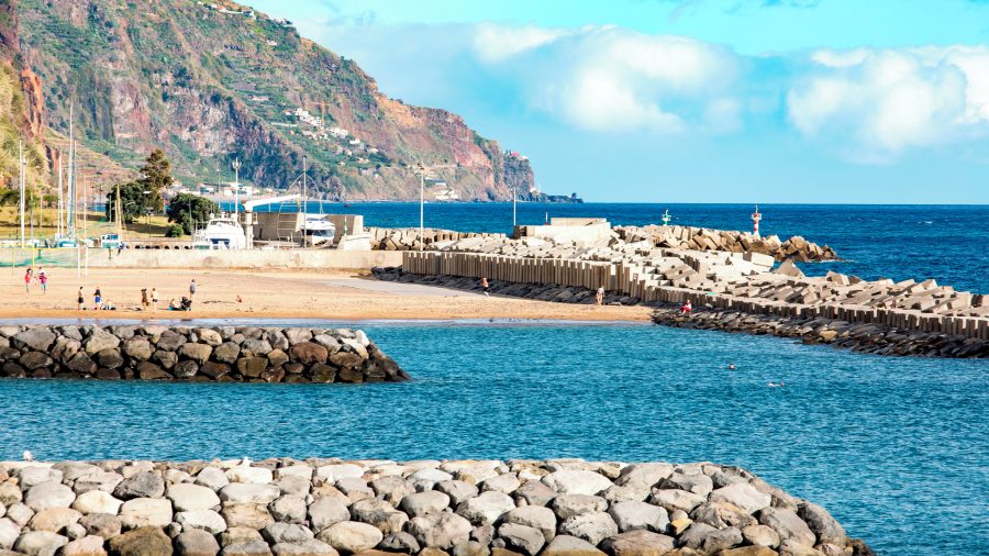 Calheta Beach Madeira obiteljska pješčana plaža