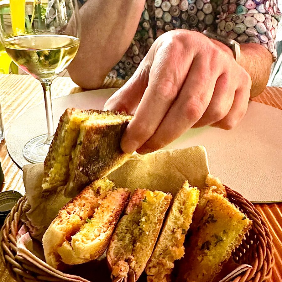 Bolo do Caco i veganska jela u restoranu Mundo Vegan Funchal tijekom putovanja na Madeiru