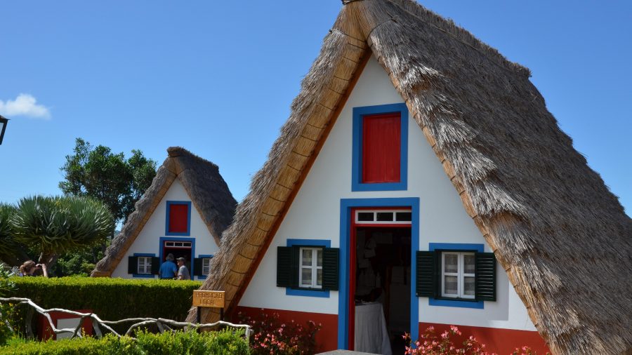 Tradicionalne kuće sa slamnatim krovovima u Santani na Madeiri, jedna od najpoznatijih znamenitosti otoka